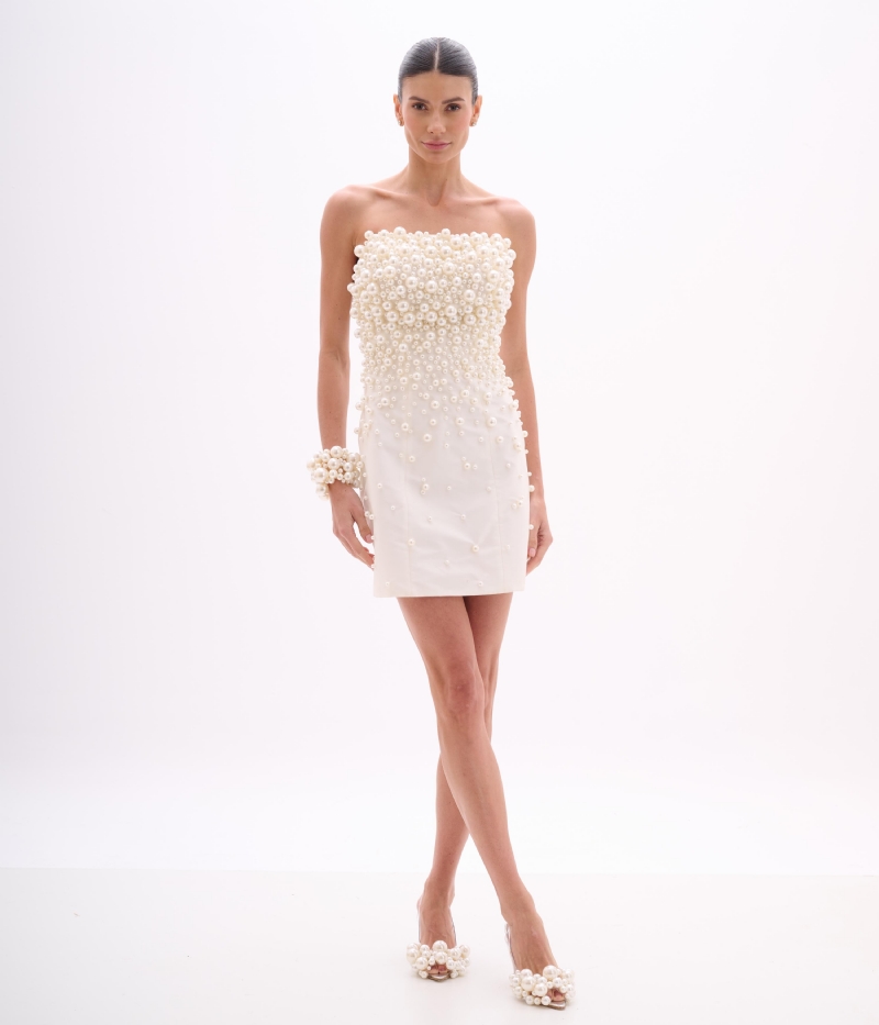 Vestido de festa curto off white com bordado de pérolas em tafetá Vestido de festa curto off white com bordado de pérolas em tafetá