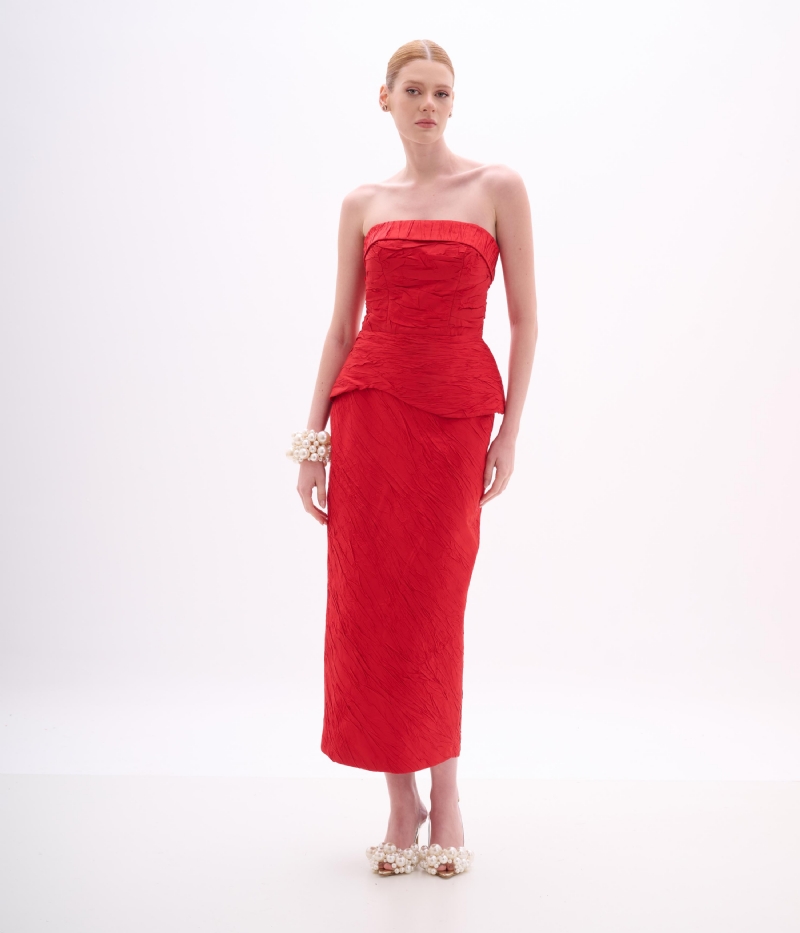 Vestido de festa midi vermelho tomara que caia com peplum estruturado Vestido de festa midi vermelho tomara que caia com peplum estruturado