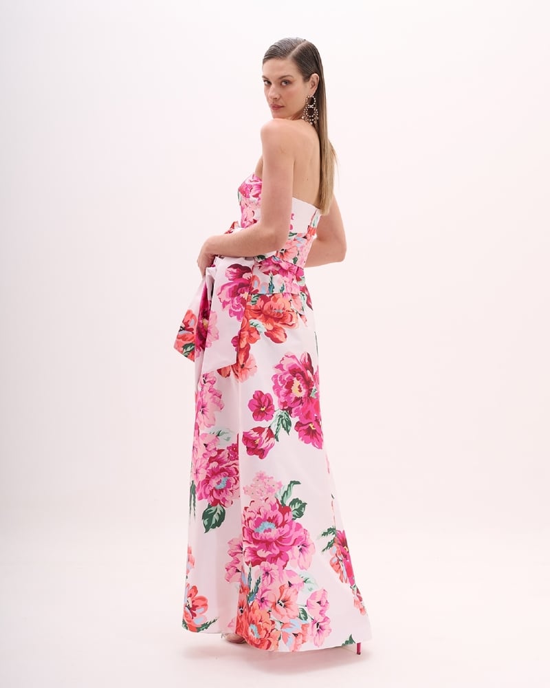 Vestido de festa estampado tomara que caia em tafetá com faixa