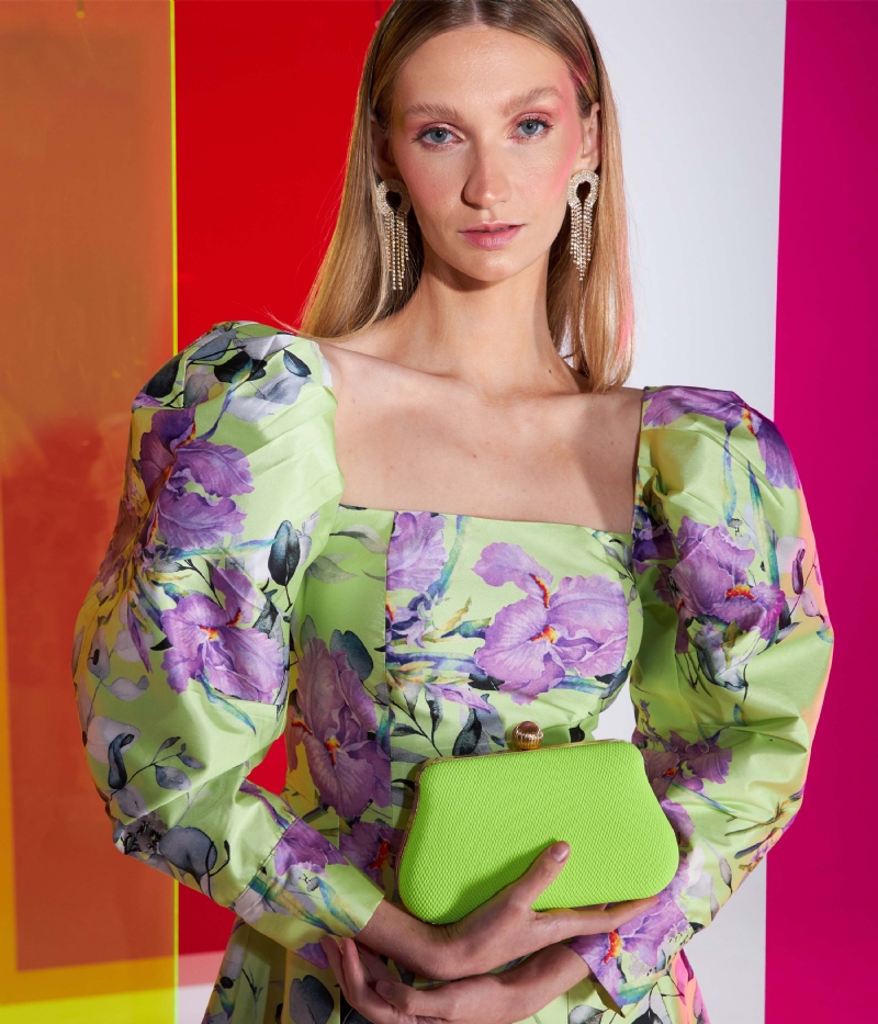 Vestido de festa curto estampado com mangas