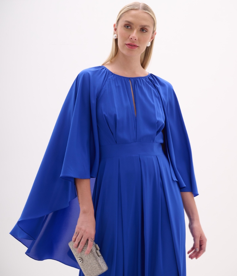 Vestido de festa longo fluido com capa