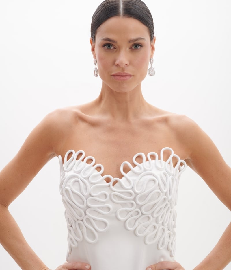 Vestido de festa com o busto desenhado