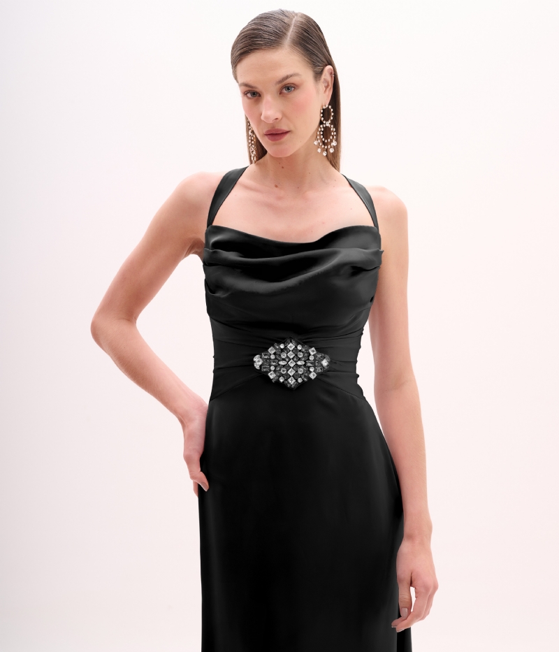 Vestido de festa de cetim com alça cruzada