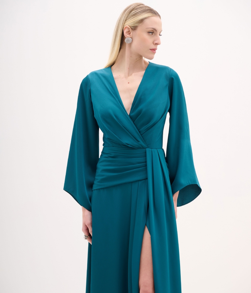 Vestido de festa decote sobreposto