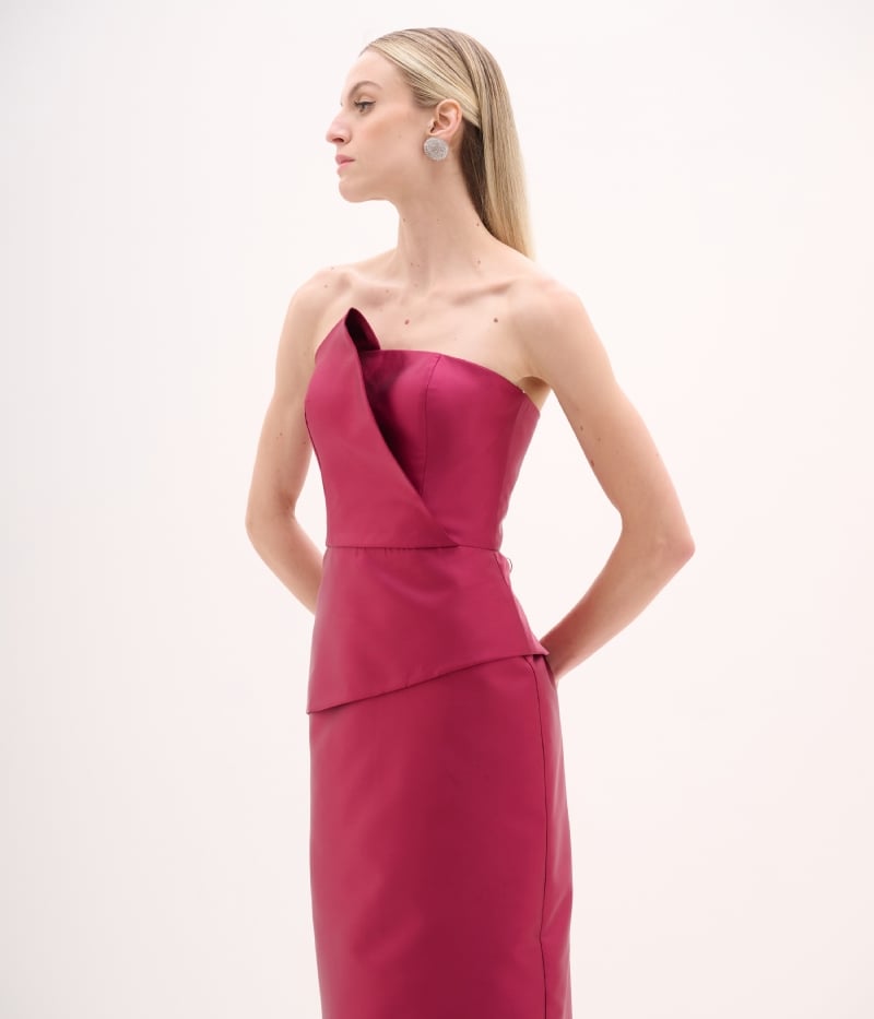 Vestido de festa sem alça detalhe assimétrico