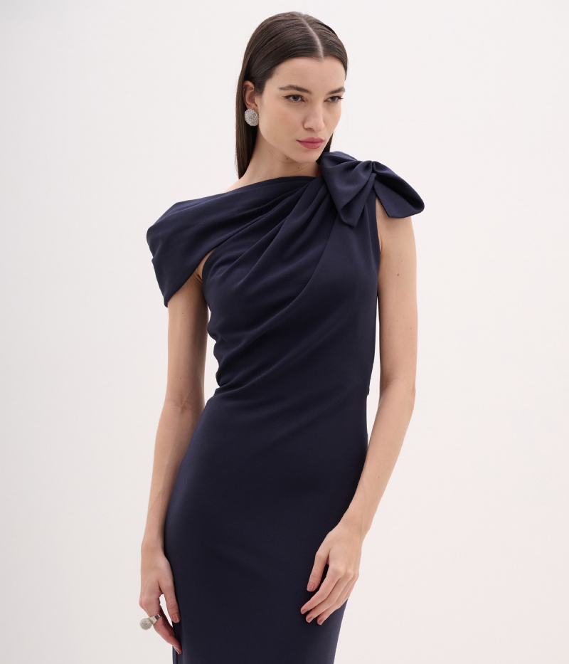 Vestido de festa com detalhe em laço