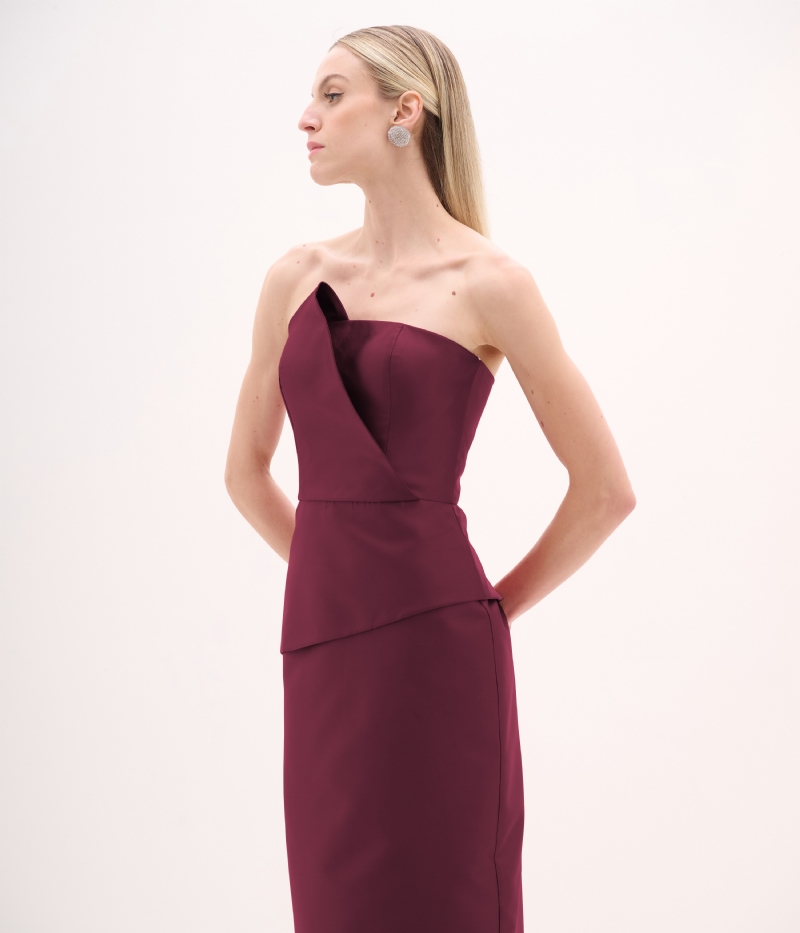 Vestido de festa sem alça detalhe assimétrico