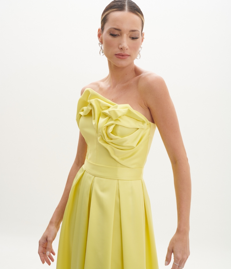 Vestido de festa sem alça com adorno