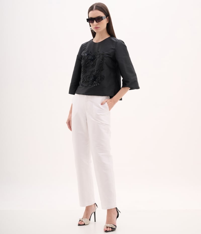 Blusa casual com bordado em pedraria