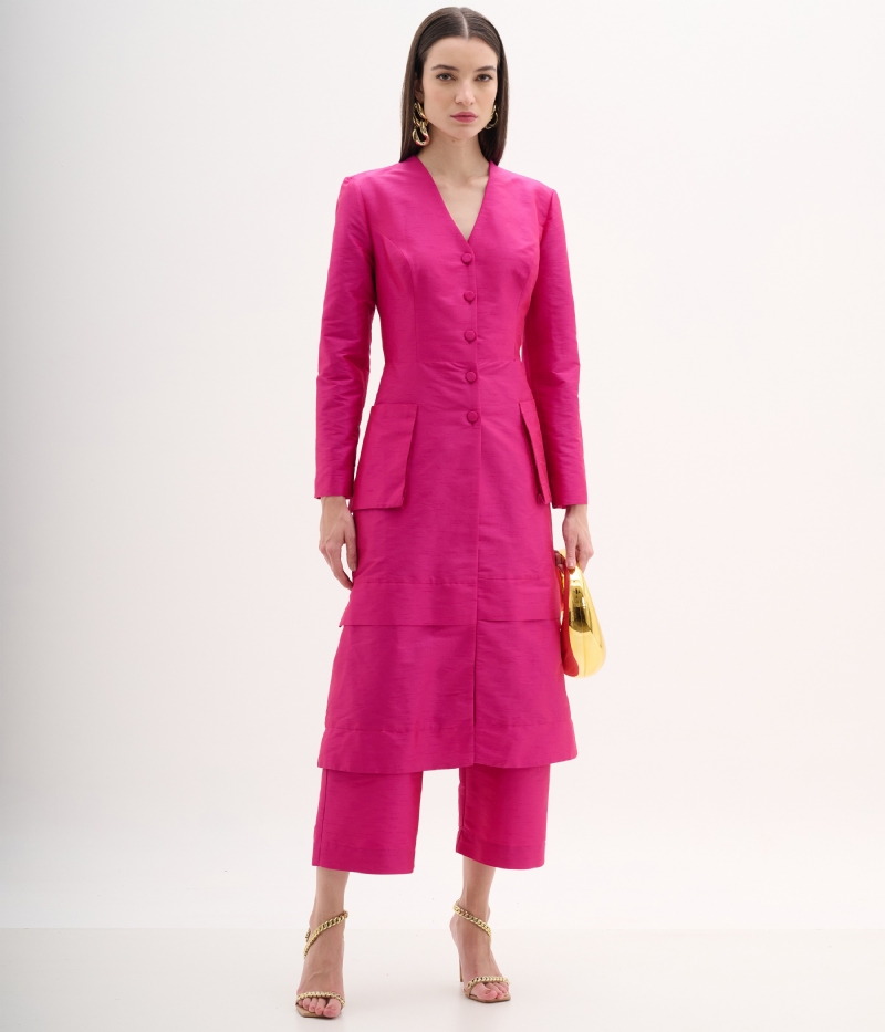 Casaco estruturado e fechamento frontal