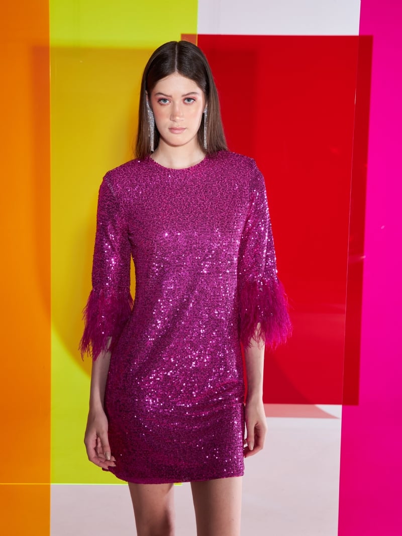 Vestido curto em paetês com manga 3/4 e plumas