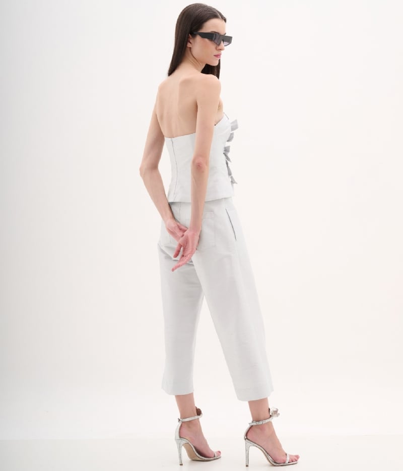 Calça pantacourt em shantung prata