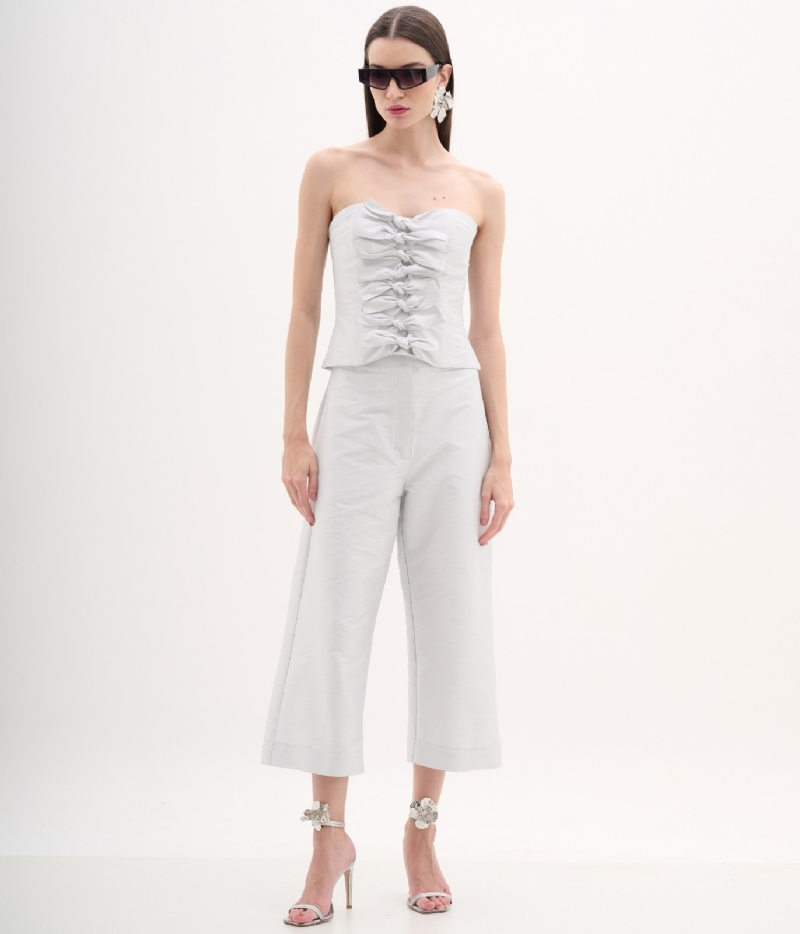 Calça pantacourt em shantung prata