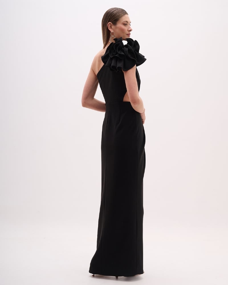 Vestido de festa longo preto com fenda e detalhe floral no ombro