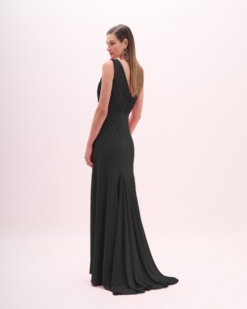 Vestido longo preto com recorte e drapeado elegante