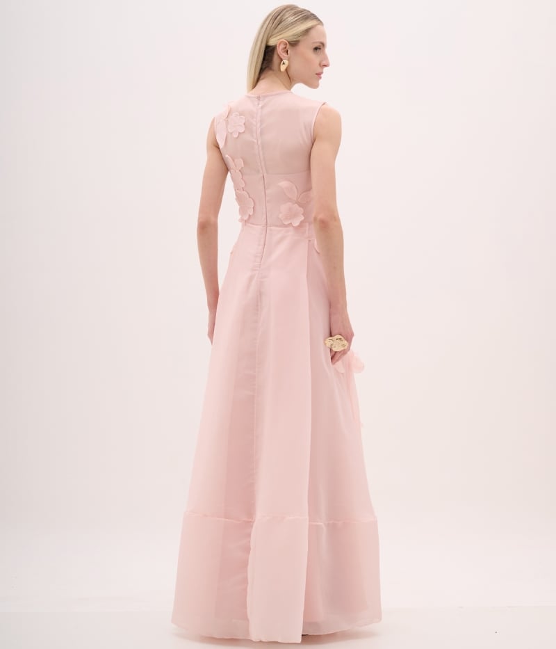 Vestido de festa longo rosa blush em organza com aplicações florais e sobreposição com decote ilusion