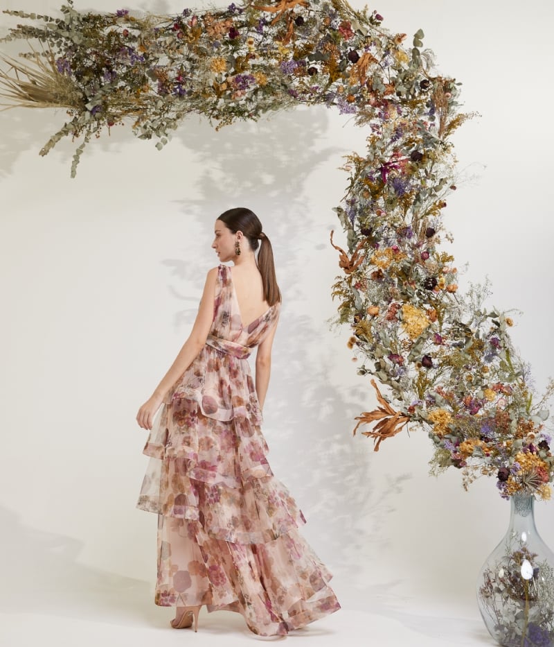 Vestido de festa longo em tule floral com camadas e decote profundo