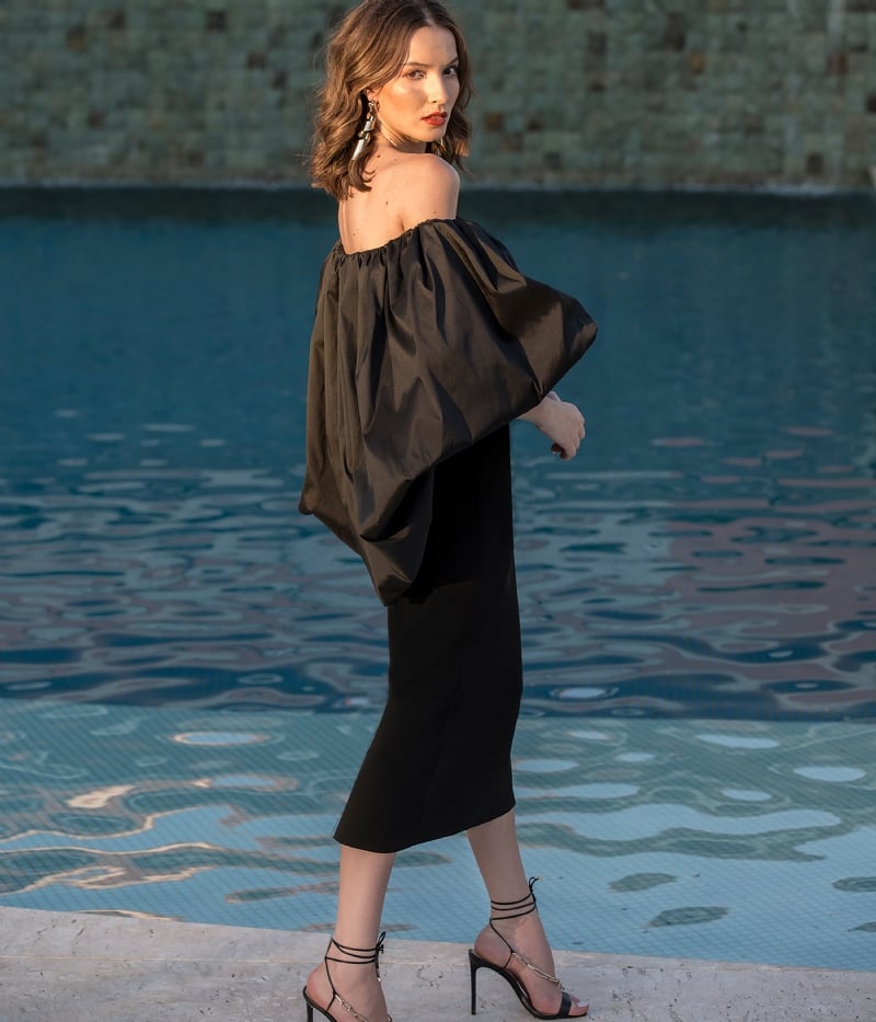 Vestido de festa midi preto com manga volumosa e decote ombro a ombro