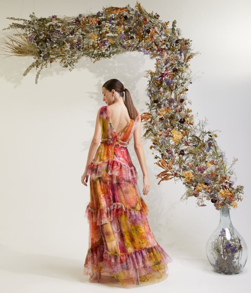 Vestido de festa longo em tule floral multicolor com decote profundo e babados