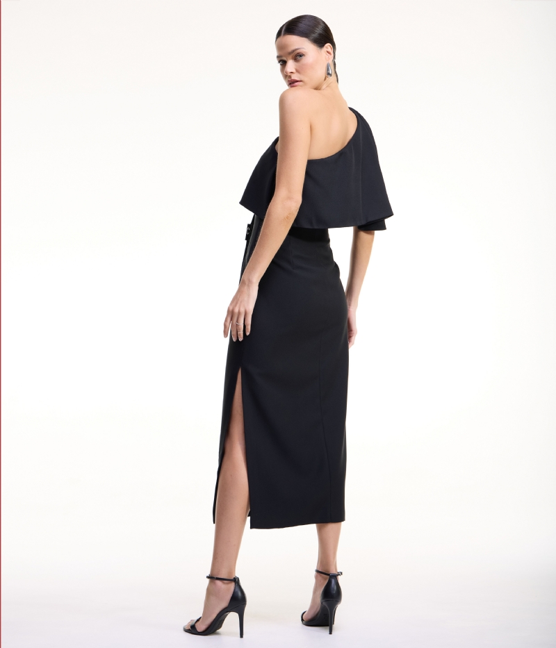 Vestido midi preto de festa com detalhe de capa assimétrica