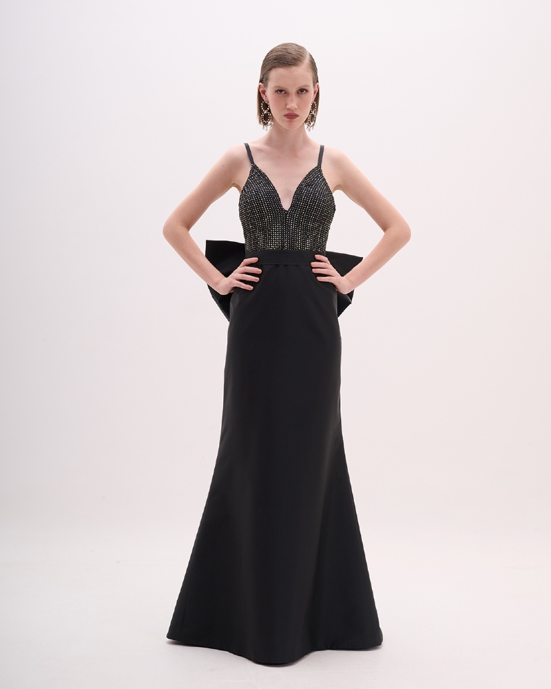 Vestido de festa em tafetá com aplicações de brilho no busto