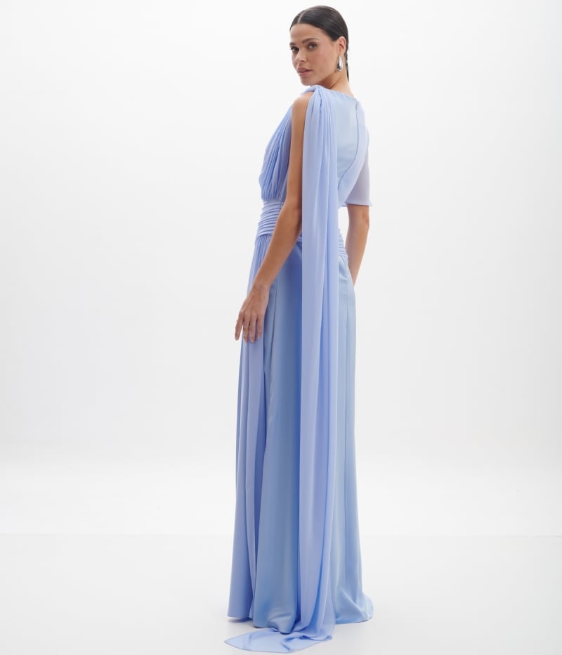 Vestido de festa longo azul serenity com drapeado e capa em uma alça