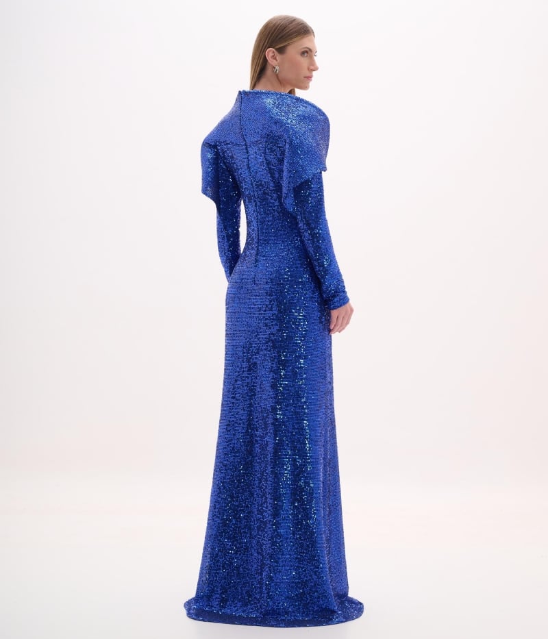Vestido de festa longo azul royal com paetês e decote ombro a ombro estruturado