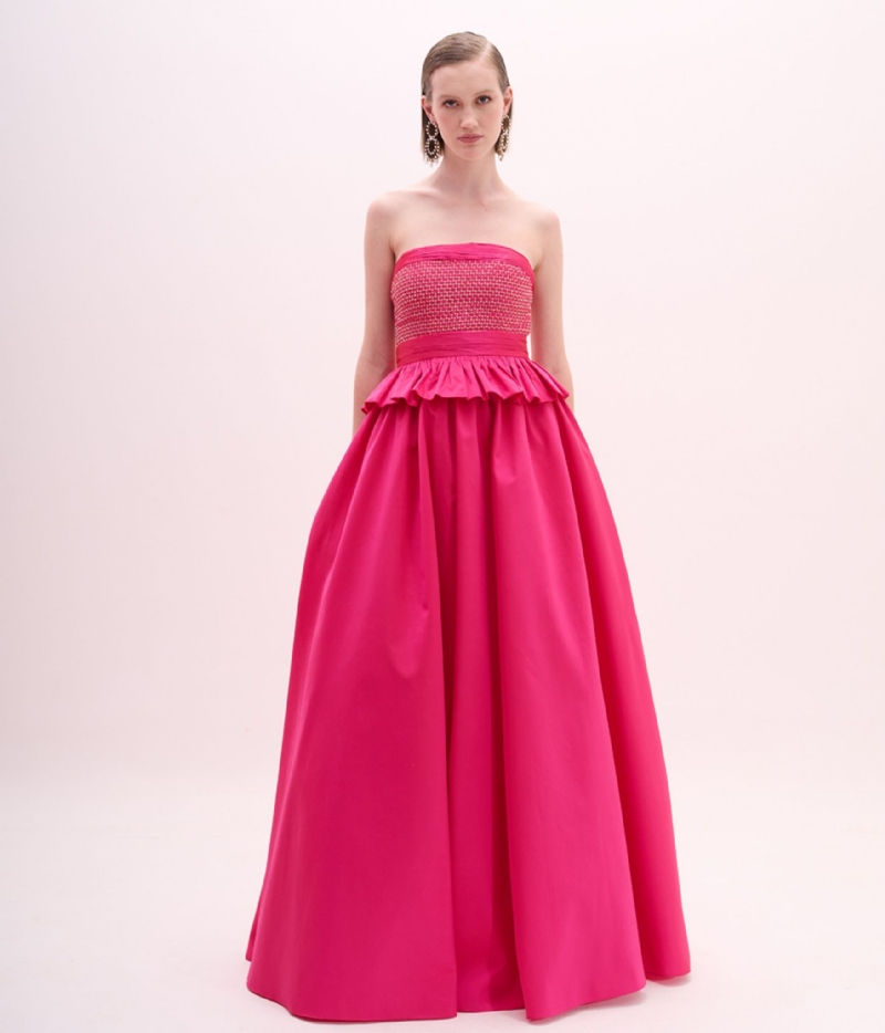 Vestido de festa longo pink com aplicação de strass e saia volumosa