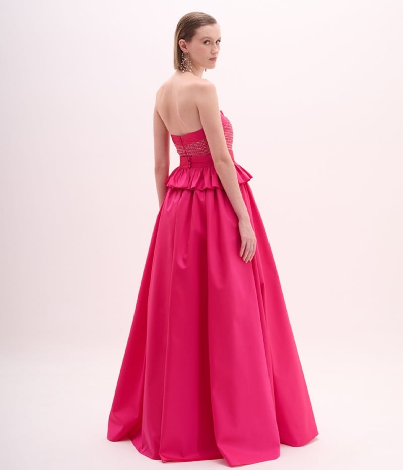 Vestido de festa longo pink com aplicação de strass e saia volumosa