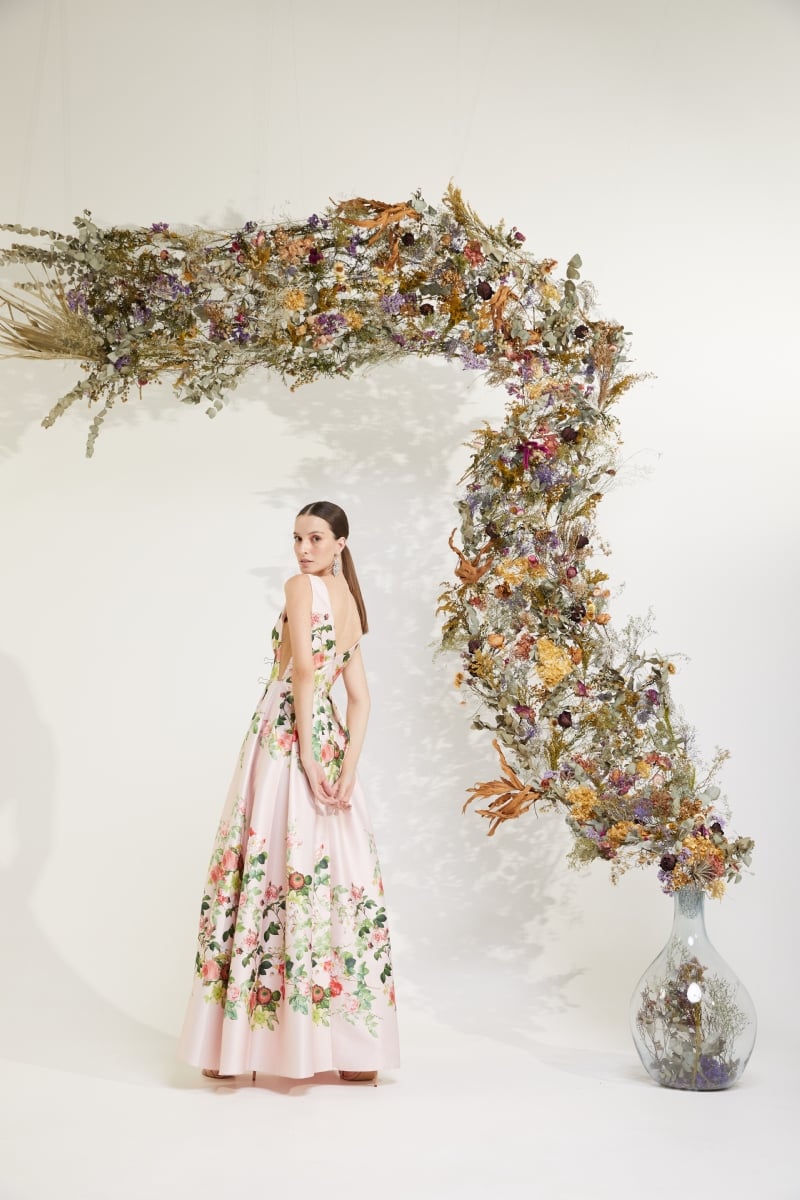 Vestido de festa longo floral rosa claro com decote V e saia fluida