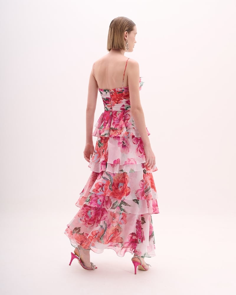Vestido de festa estampado com saia de babados e flor