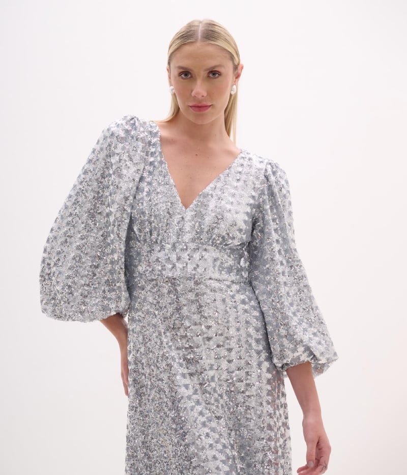 Vestido em paetês com decote v e mangas bufantes