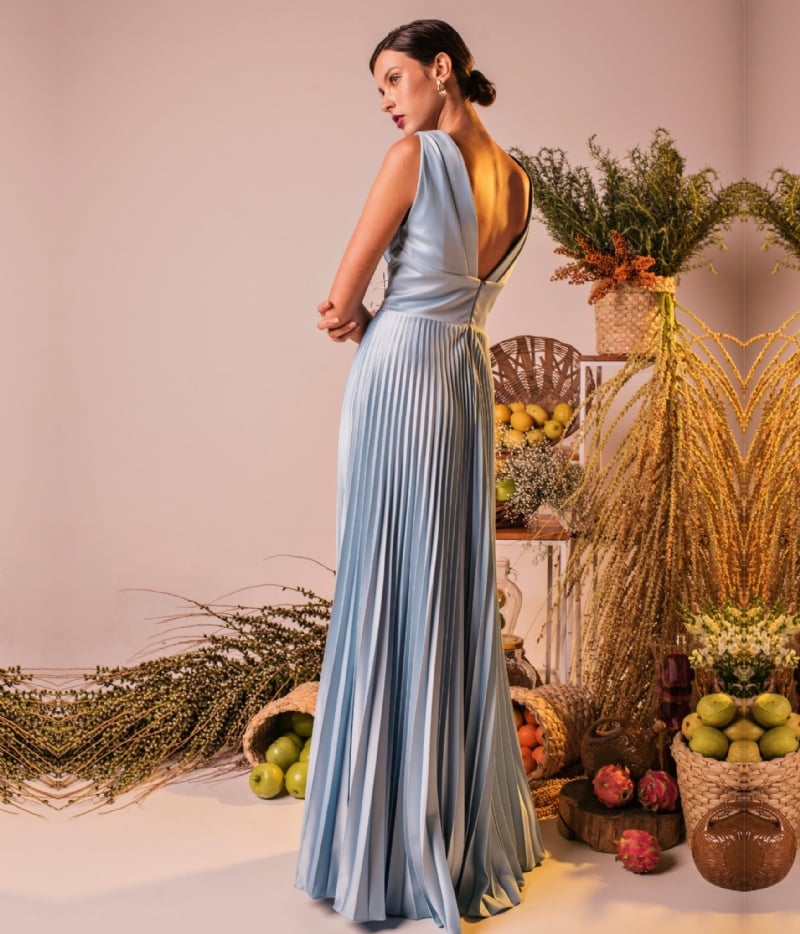 Vestido com saia ampla plissada decote V frente e costas