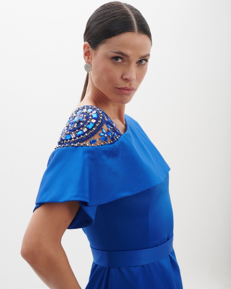 Vestido de festa longo azul royal com decote assimétrico e bordado no ombro