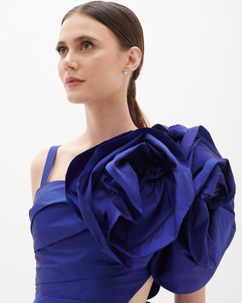Vestido midi em tafetá com busto drapeado e broches de flores artesanais