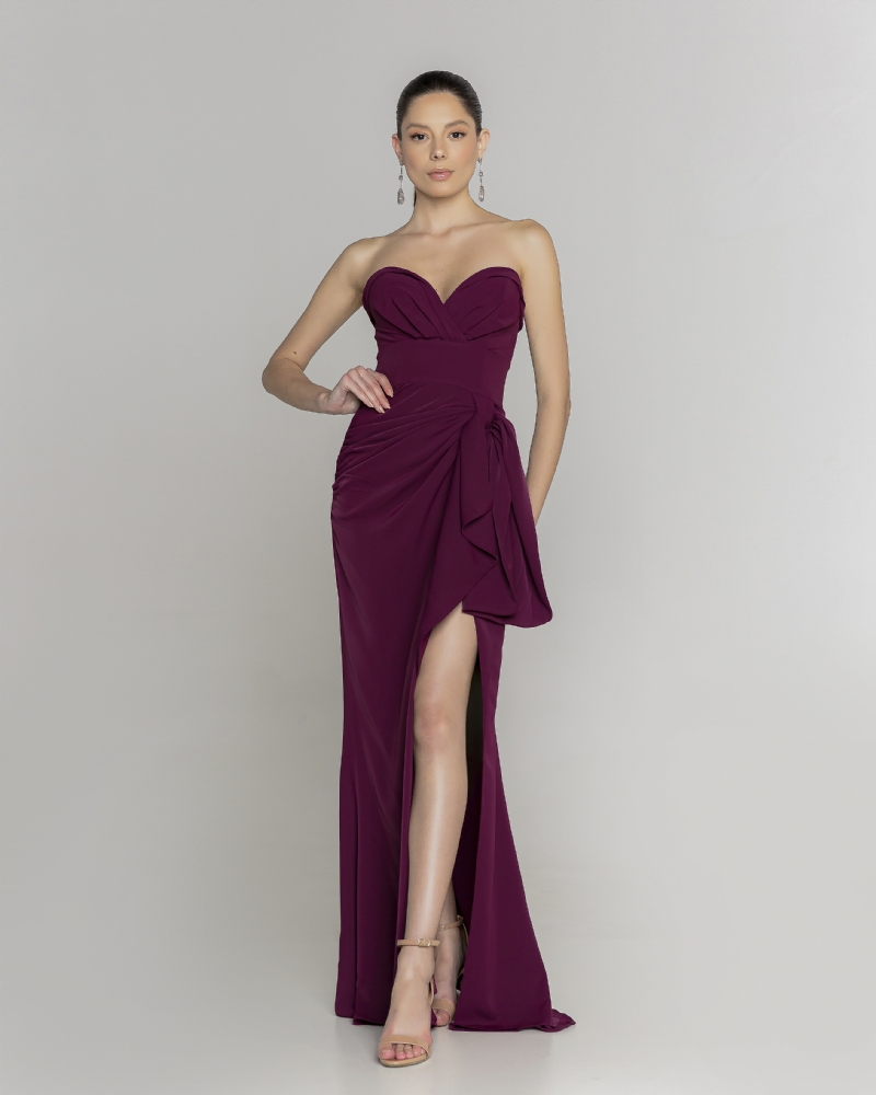 Vestido sem alça com detalhe de meio laço na cintura e fenda