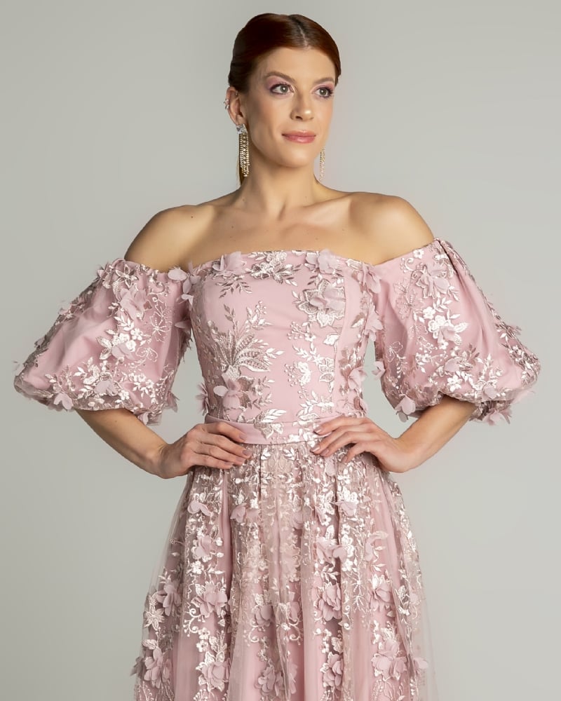 Vestido em renda guipir com decote ombro a ombro e mangas bufantes