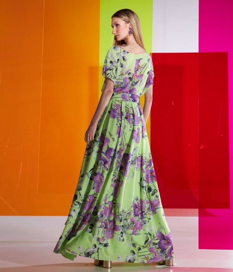 Vestido fluido com manga raglan e faixa para marcar cintura e estampa exclusiva