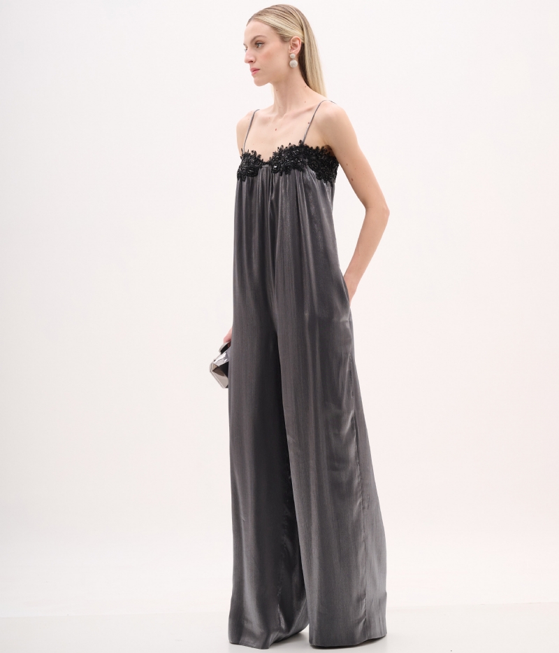Macacão de festa em rayon grafite com alças finas e renda bordada