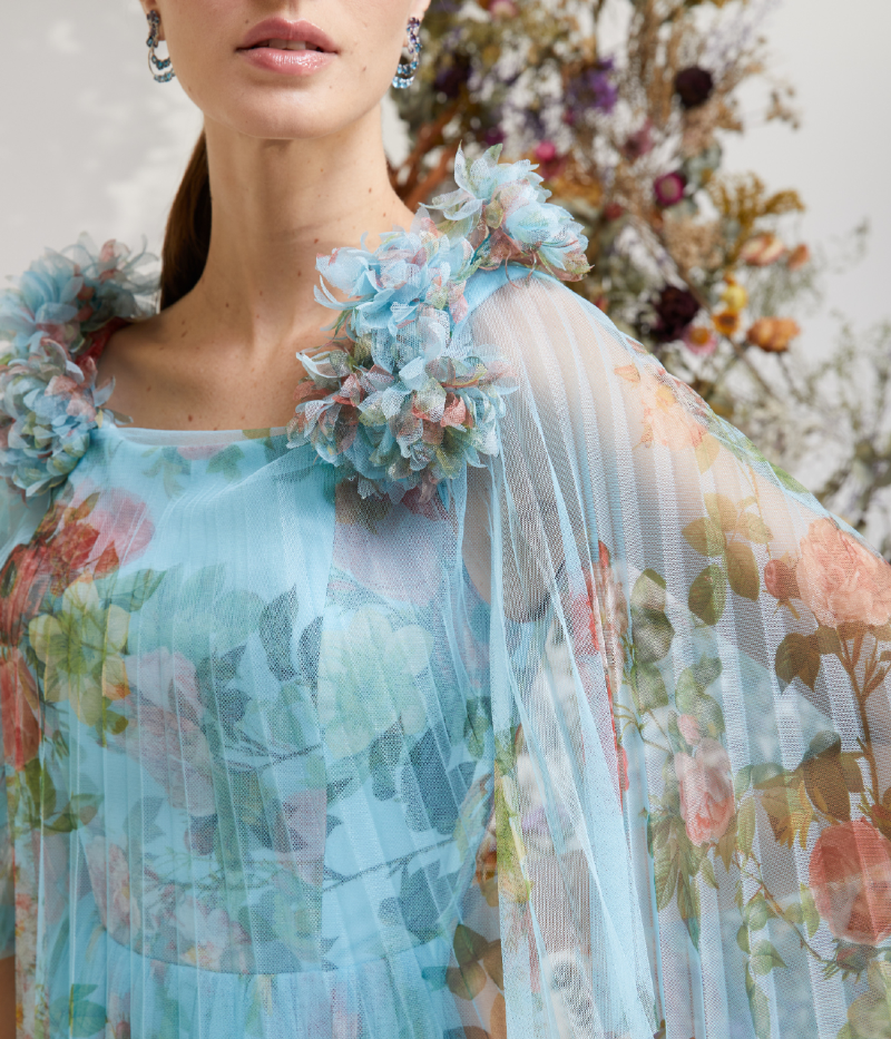 Vestido de festa longo azul floral em tule plissado com aplicação