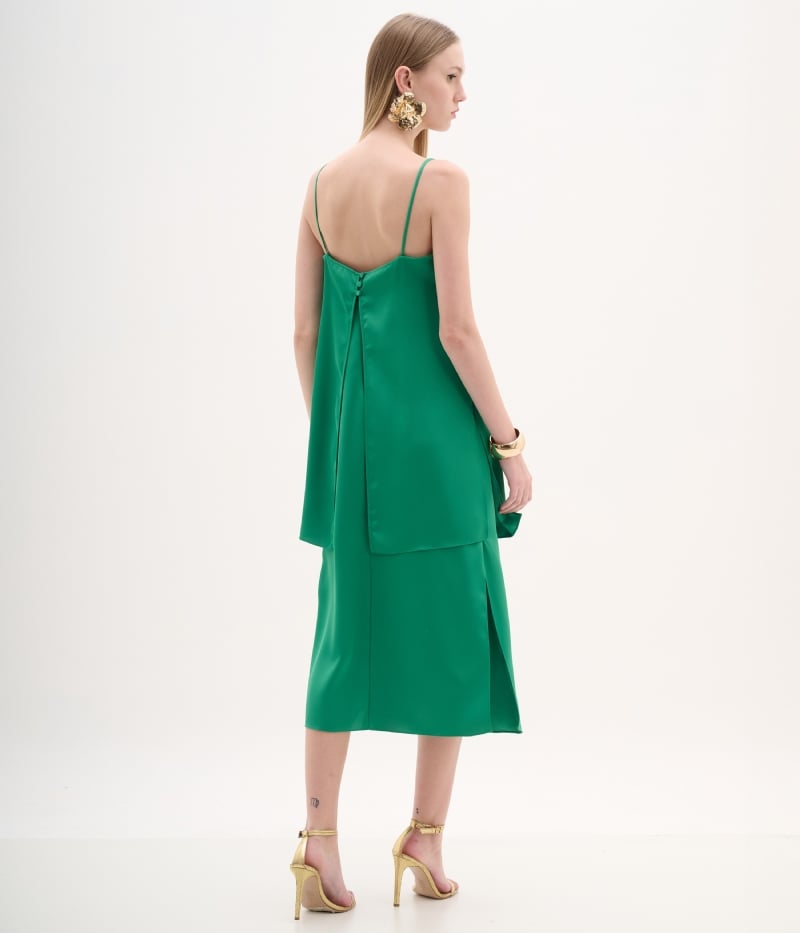 Vestido de festa verde com alça fina e caimento fluido