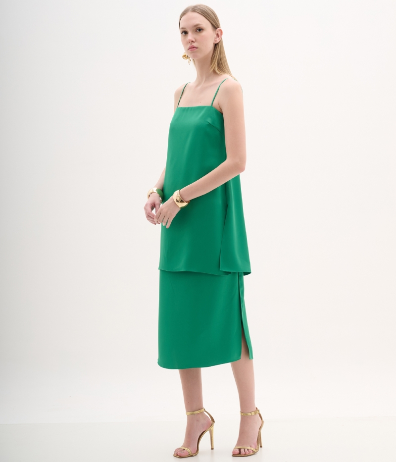 Vestido de festa verde com alça fina e caimento fluido