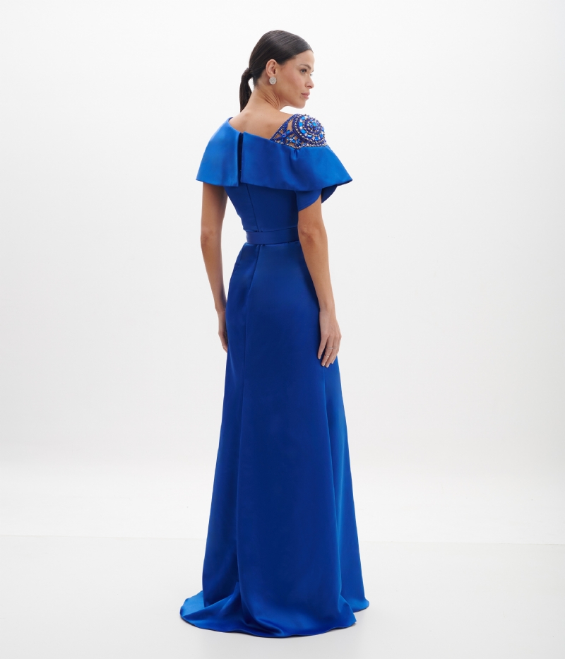 Vestido de festa longo azul royal com decote assimétrico e bordado no ombro