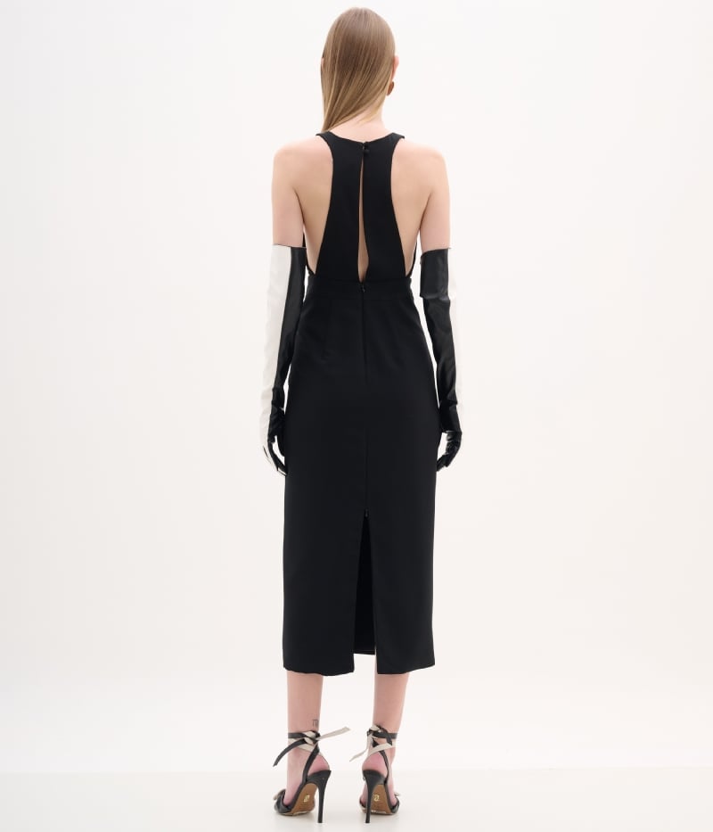 Vestido midi preto em crepe com decote halter e recorte nas costas LUVAS NÃO ACOMPANHAM