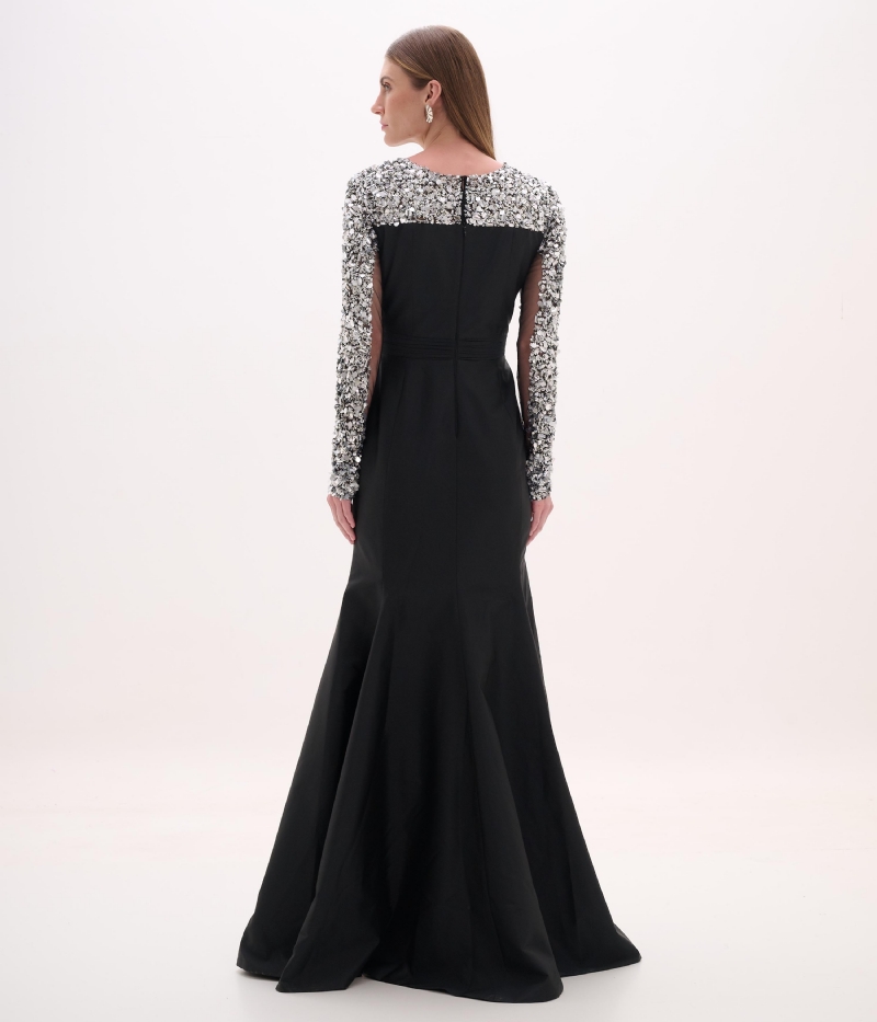 Vestido de festa longo preto com mangas bordadas e modelagem sereia