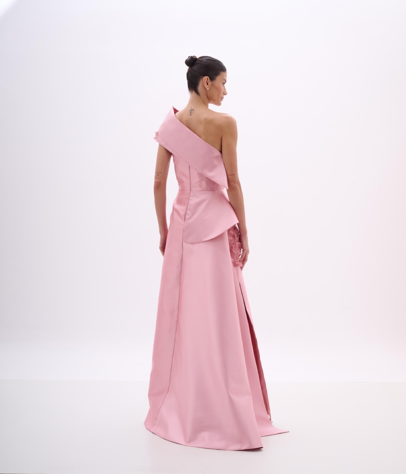 Vestido de festa longo rosa com um ombro só e detalhe bordado