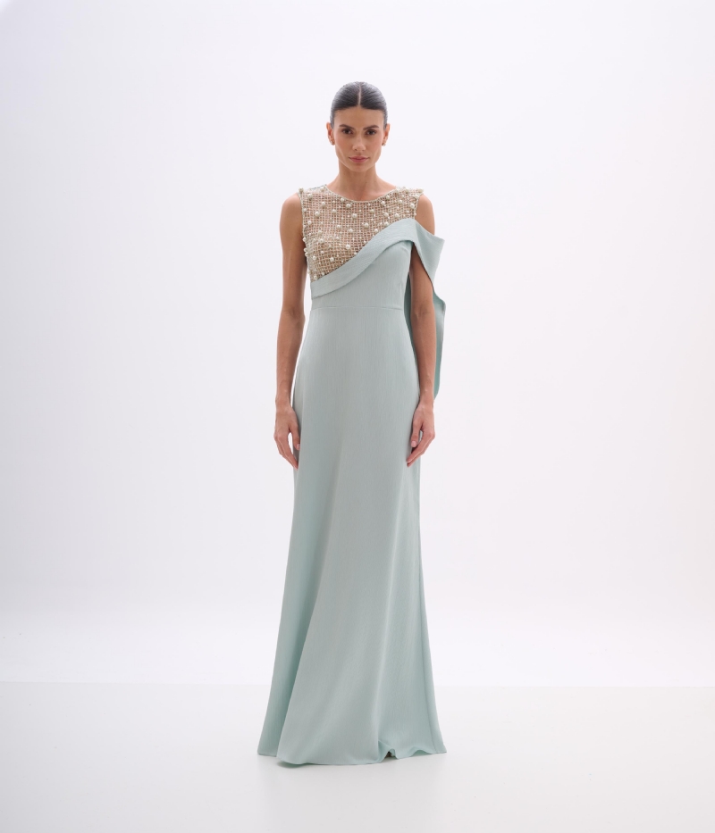 Vestido de festa longo em cetim plissê com bordado de pérolas