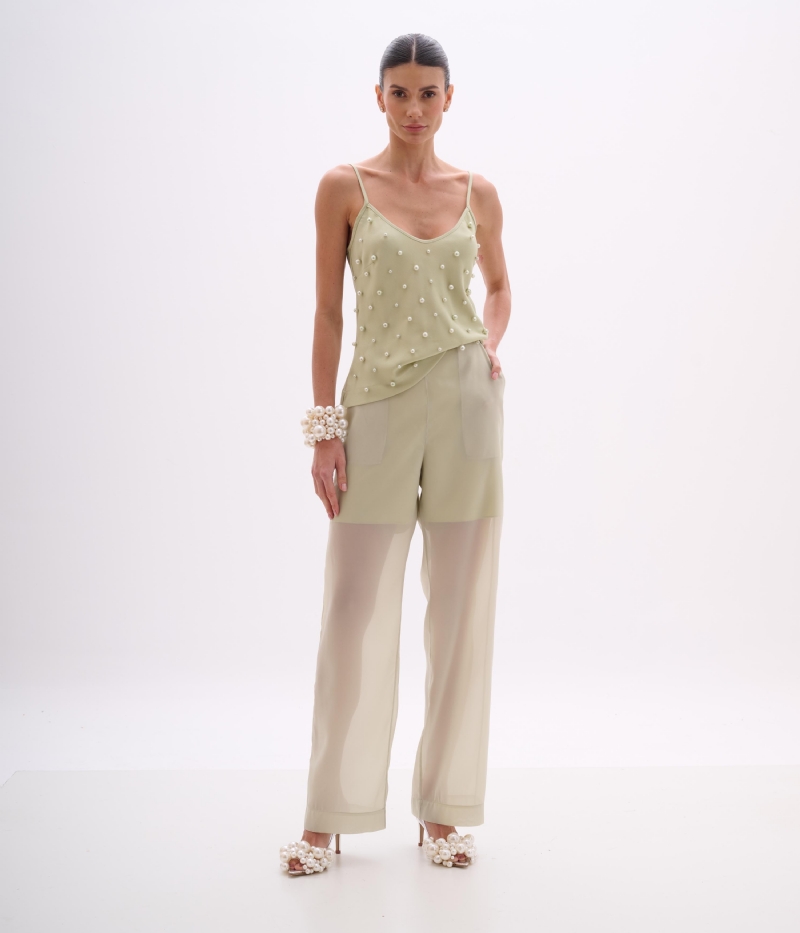 Calça de festa verde claro com transparência em organza e modelagem reta
