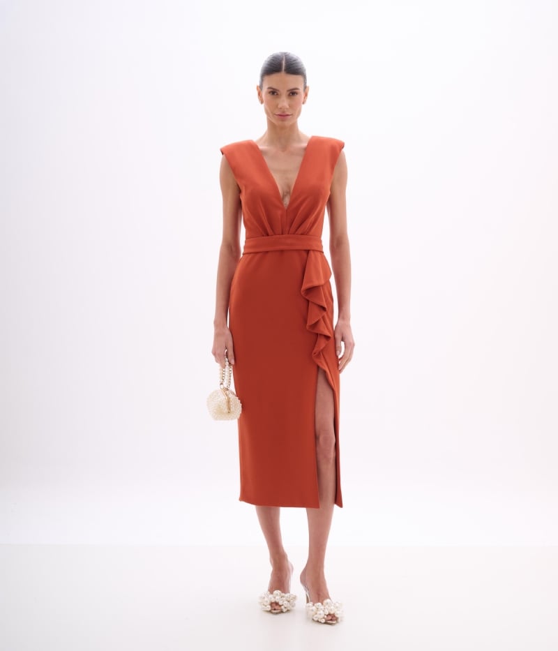Vestido de festa midi terracota com babado lateral e decote V