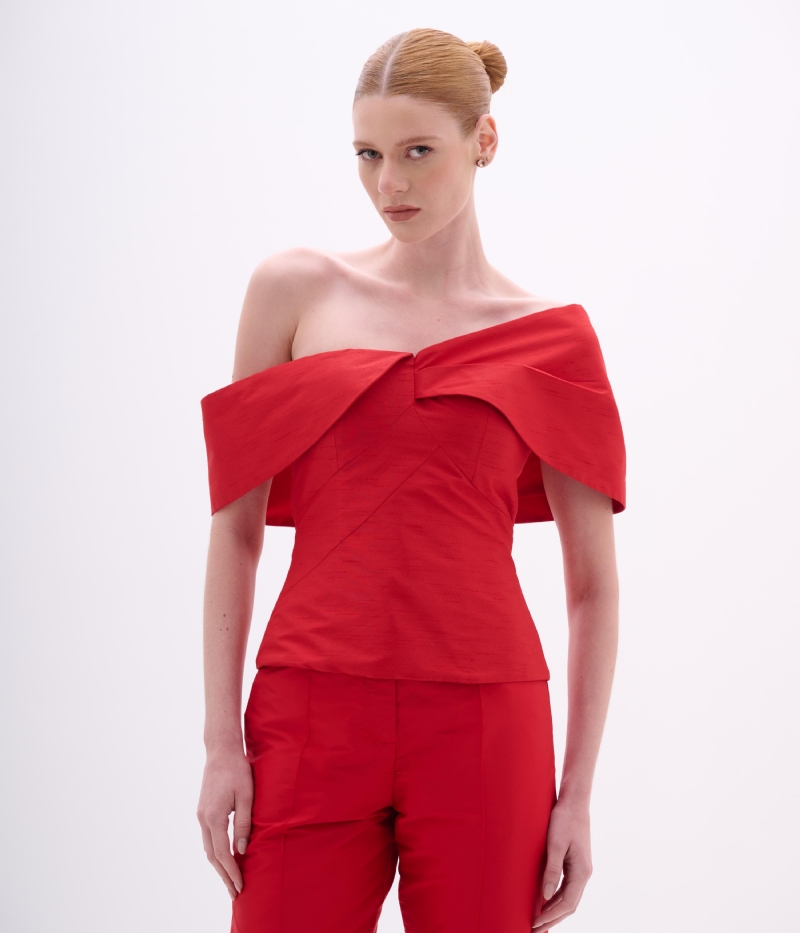 BLUSA EM SHANTUNG VERMELHO COM DECOTE OMBRO A OMBRO ESCULTURAL